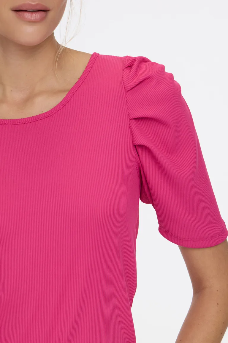 Remera de corte ajustado con cuello redondo y detalle de mangas con frunces de Cuesta Blanca en Remeras para argentina