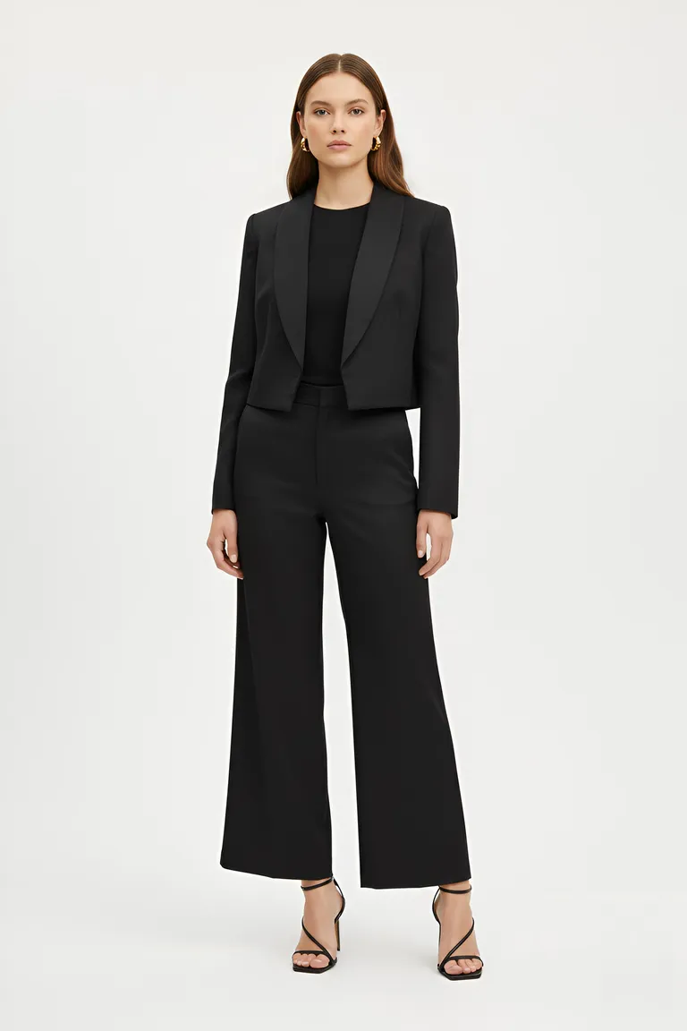 Blazer negro con cuello smocking y hombreras, prenda elegante y versátil de Naíma en Blazers para argentina