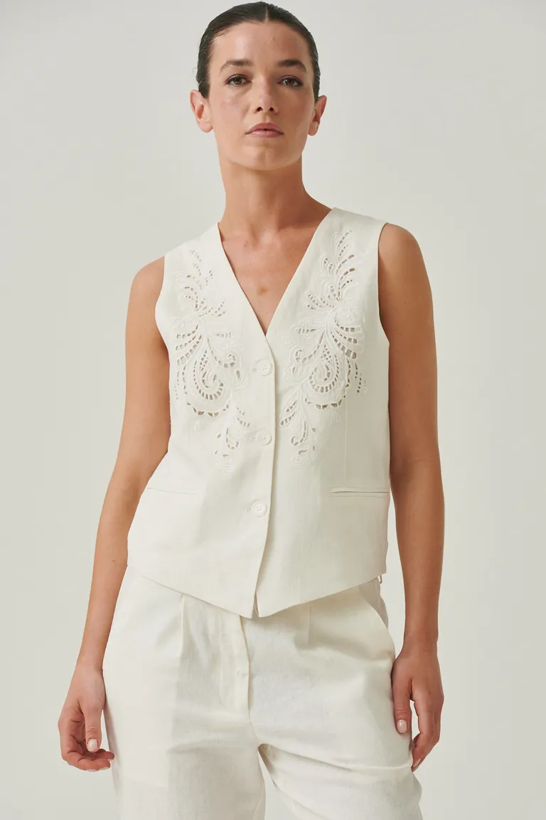 Chaleco Angie de lino con bordado calado y escote en V de Sweet en Chalecos para argentina