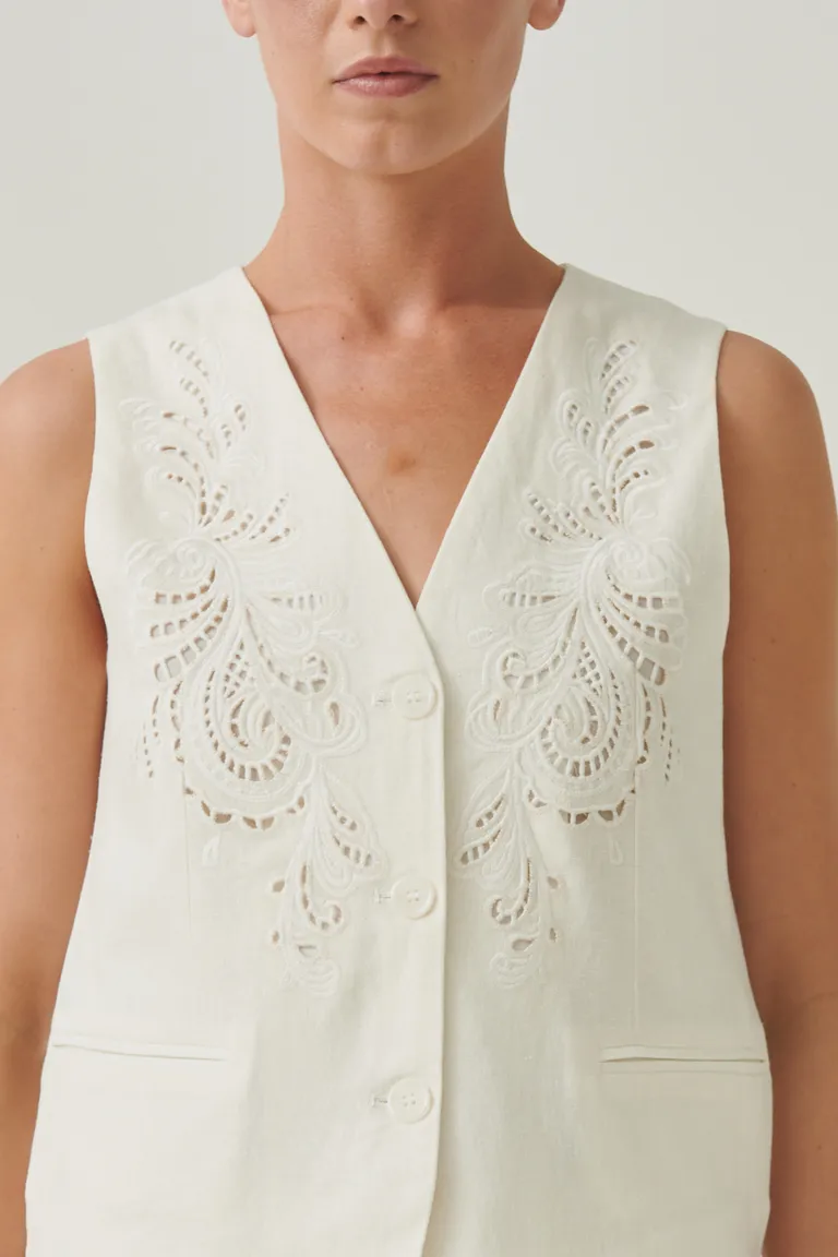 Chaleco Angie de lino con bordado calado y escote en V de Sweet en Chalecos para argentina