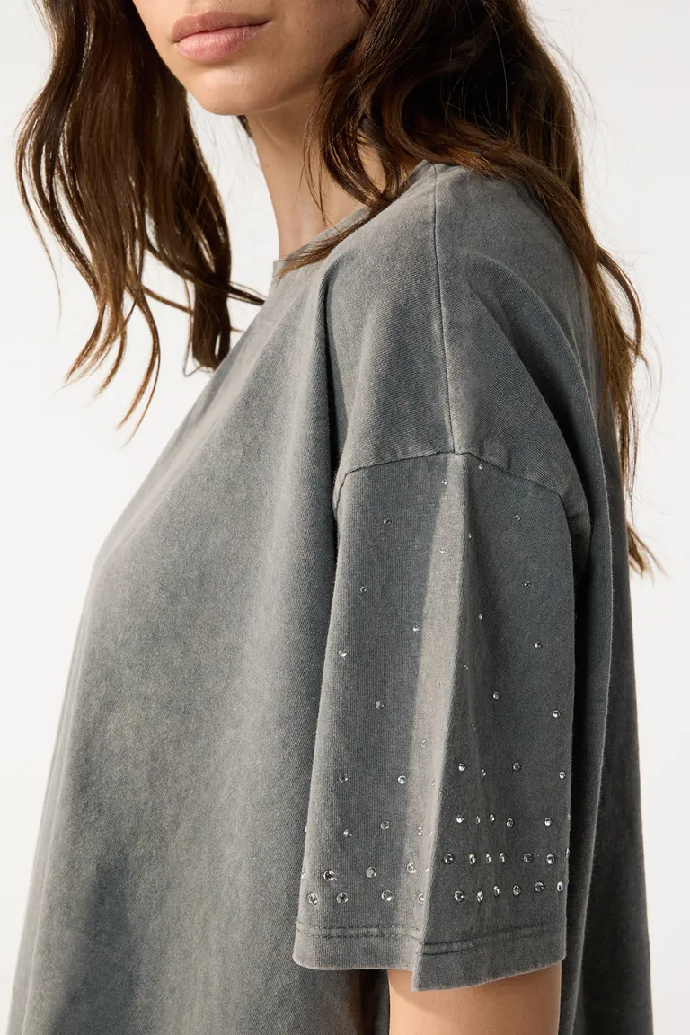 Remera de corte amplio con cuello redondo y detalles decorativos en mangas cortas de Cuesta Blanca en Remeras para argentina