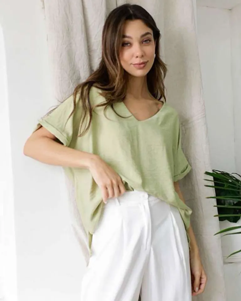 Blusa de escote en V con doblez en mangas y abertura lateral de Hesed en Blusas para argentina