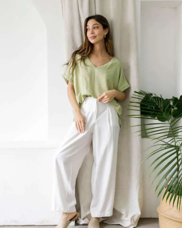 Blusa de escote en V con doblez en mangas y abertura lateral de Hesed en Blusas para argentina