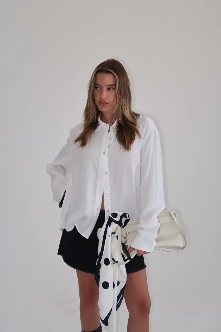 Camisa de crepe blanca de corte holgado con detalles de botones nacar de Naíma en Camisas para argentina