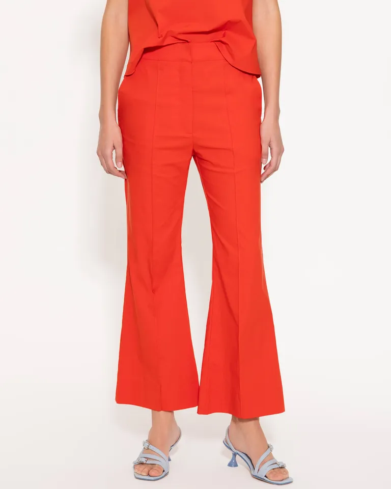 Pantalón rojo con corte y diseño elegante para un look moderno y sofisticado de Jazmin Chebar en Pantalones para argentina