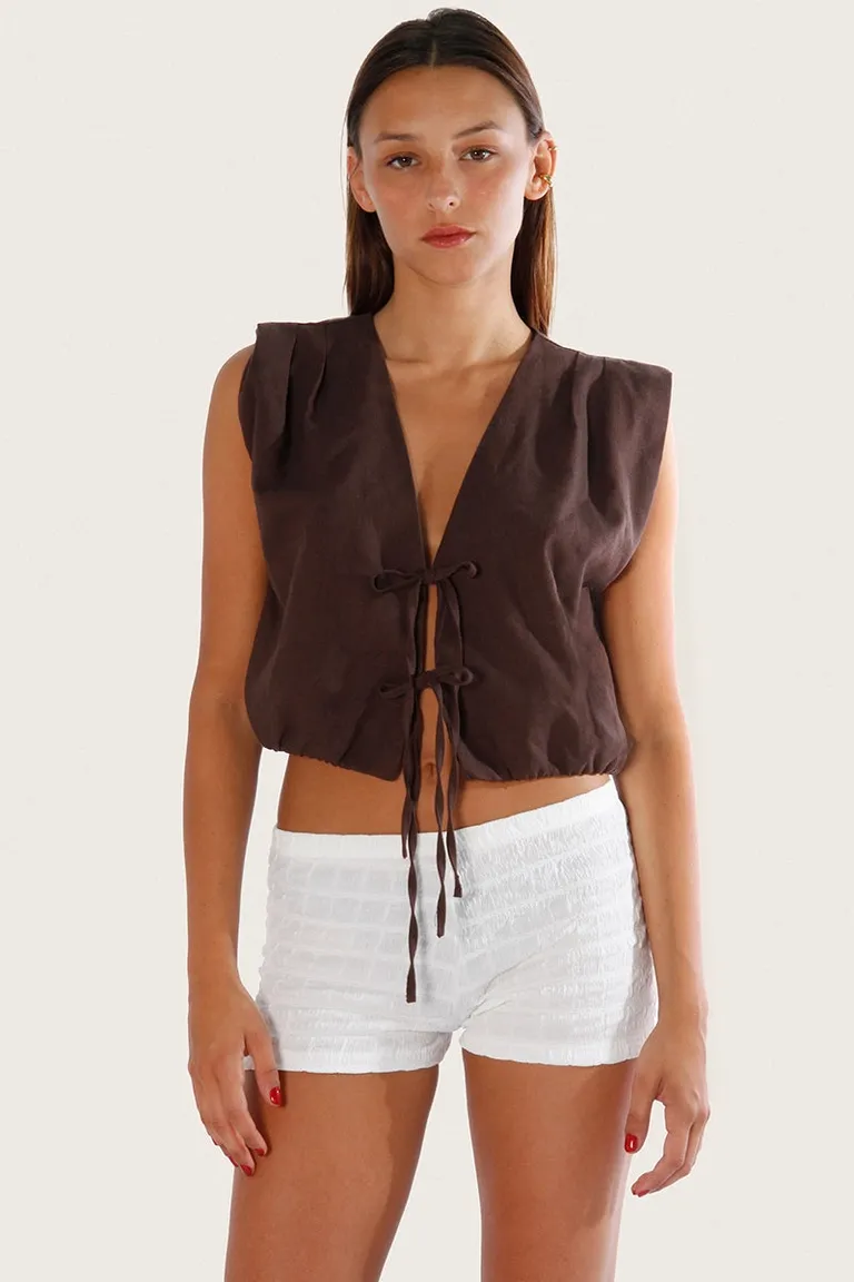 Pantalones cortos blancos con cierre frontal y detalle metálico en la espalda de Sofia Sarkany en Shorts para argentina