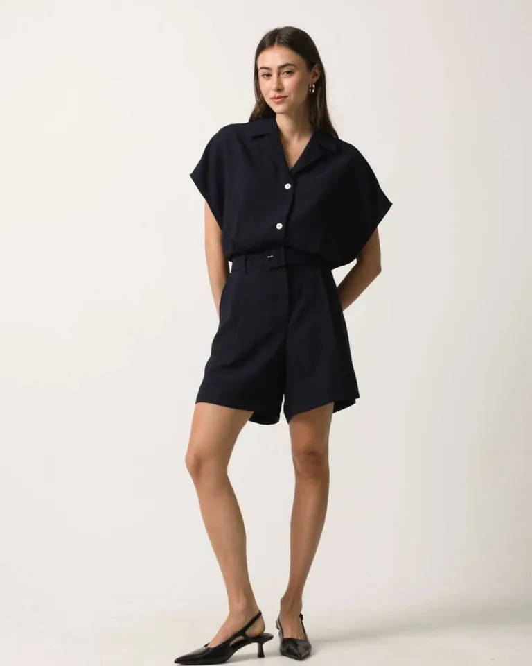 Mono corto sastrero de crepe importado con detalles de solapa y bolsillo con cinturón de Hesed en Monos para argentina