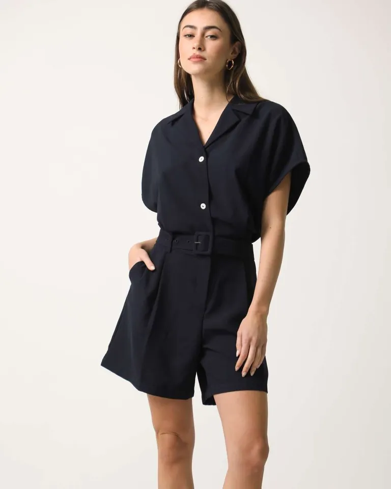 Mono corto sastrero de crepe importado con detalles de solapa y bolsillo con cinturón de Hesed en Monos para argentina