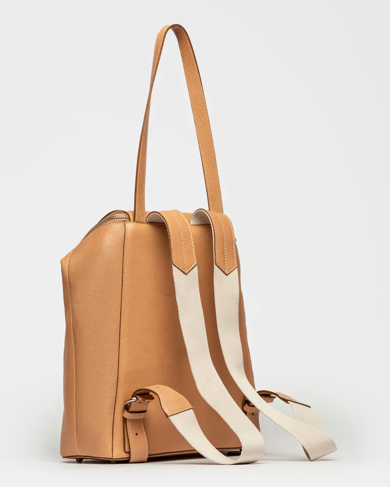 Mochila de cuero vegetal con diseño refinado y práctico de Prüne en Mochilas para argentina