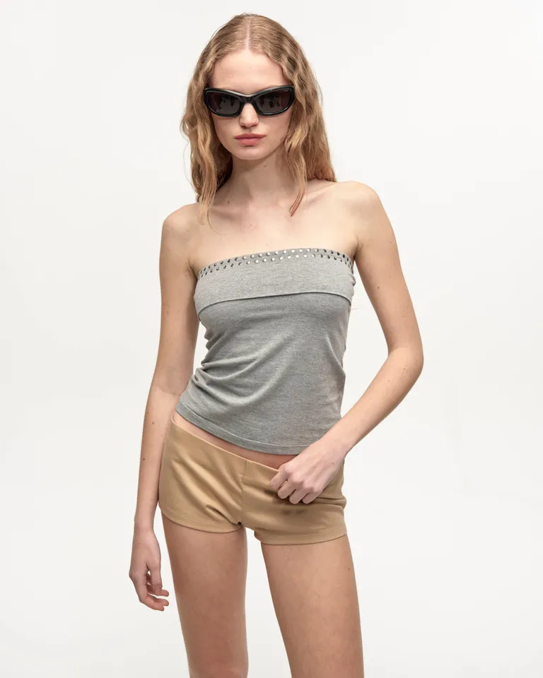 Top sin tirantes de diseño moderno y estilizado con tachas decorativas de Ay Not Dead en Tops para argentina