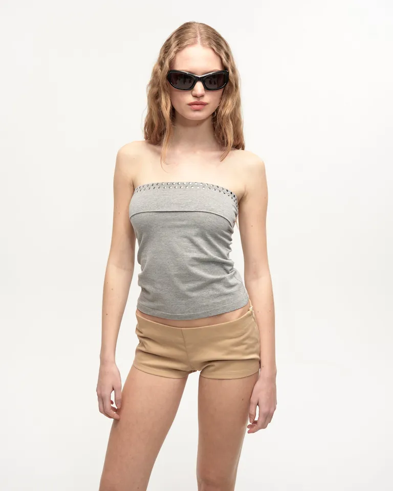 Top sin tirantes de diseño moderno y estilizado con tachas decorativas de Ay Not Dead en Tops para argentina