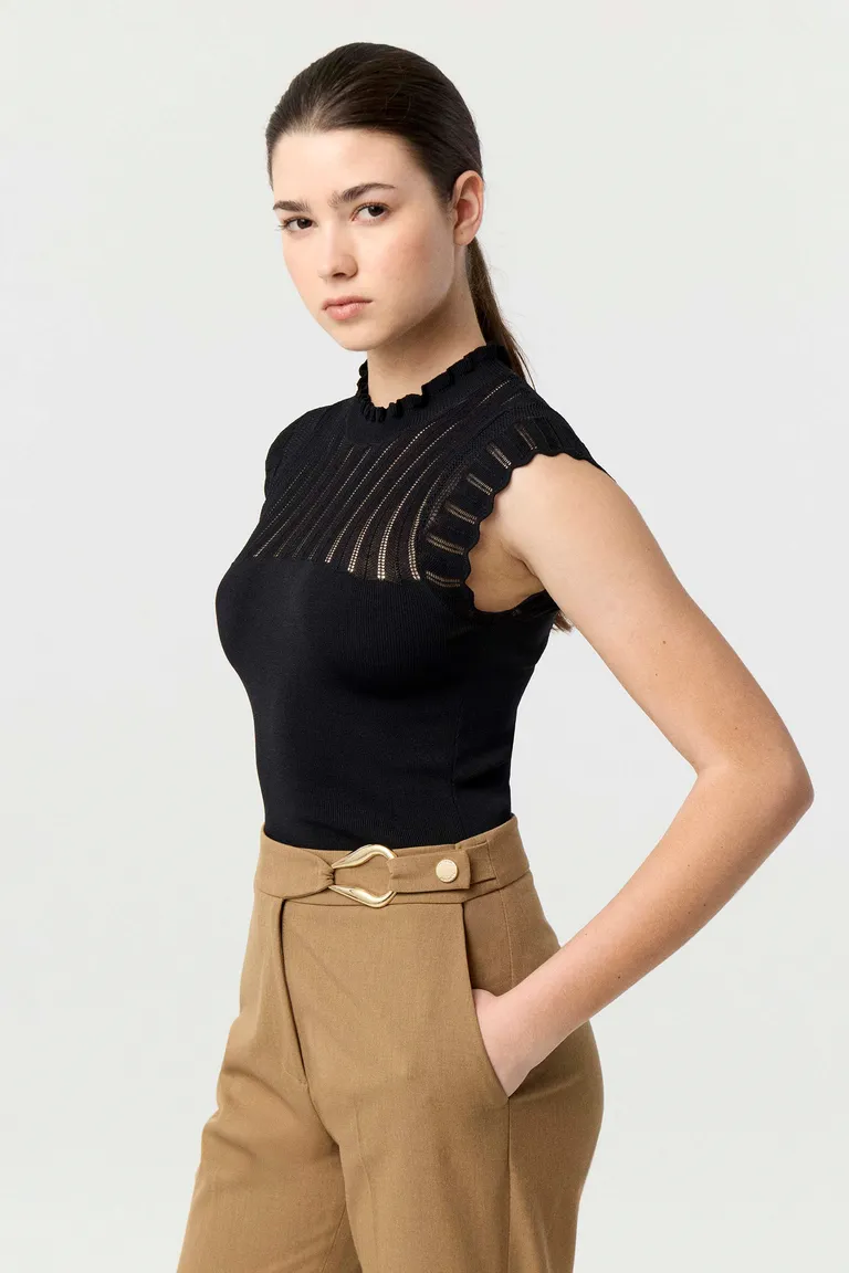 Remera tejida anatómica con cuello semipolera mangas con volados y canesú calado frontal de Markova en Remeras para argentina