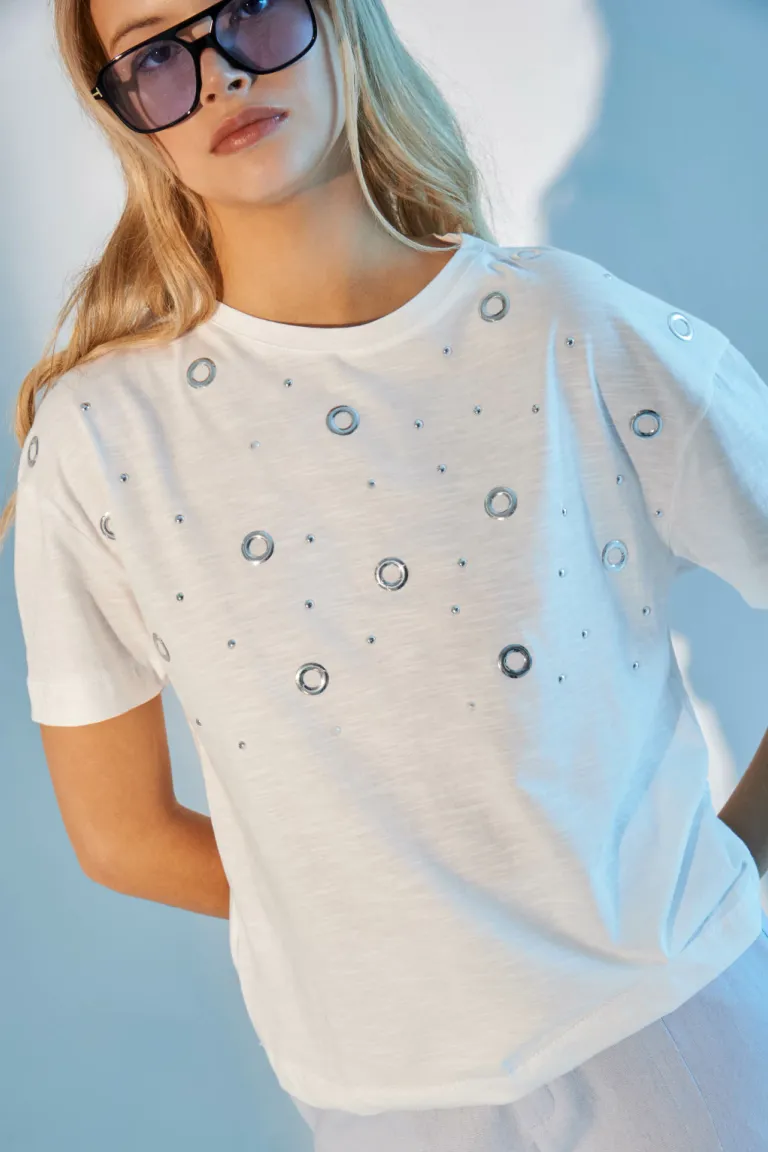 Remera blanca con detalles especiales para el día a día de la mujer moderna de Apricot en Remeras para argentina