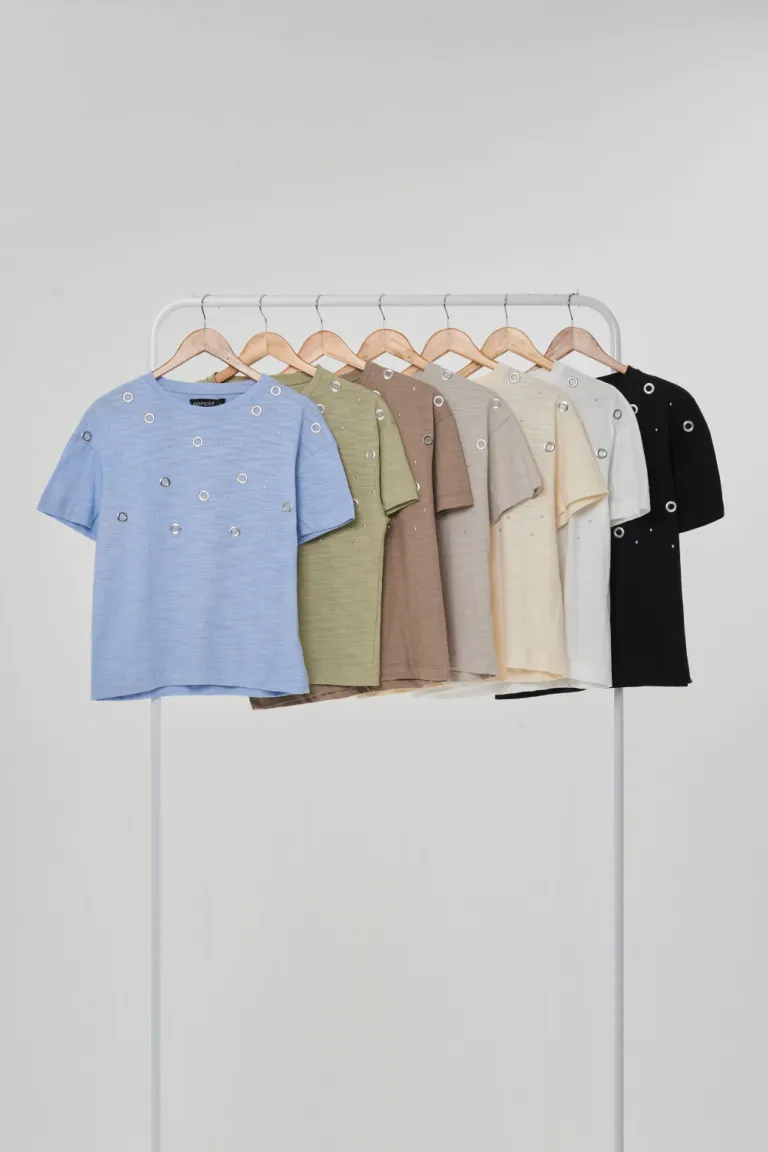 Remera blanca con detalles especiales para el día a día de la mujer moderna de Apricot en Remeras para argentina