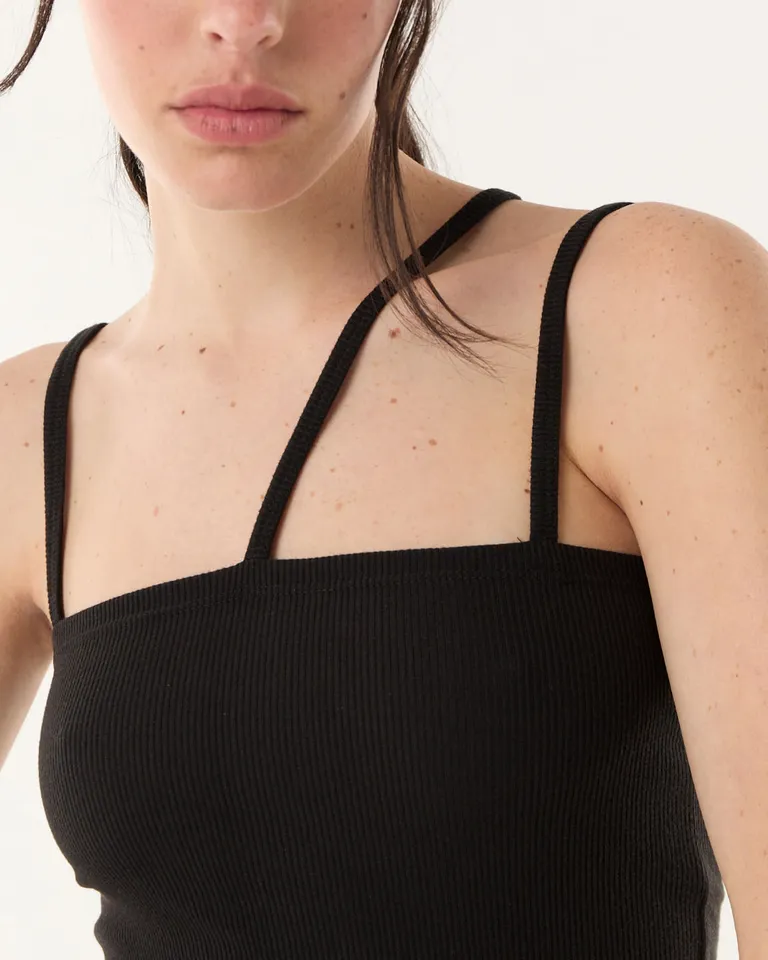 Top de mujer con escote recto y detalle de breteles finos asimétricos de Furzai en Tops para argentina