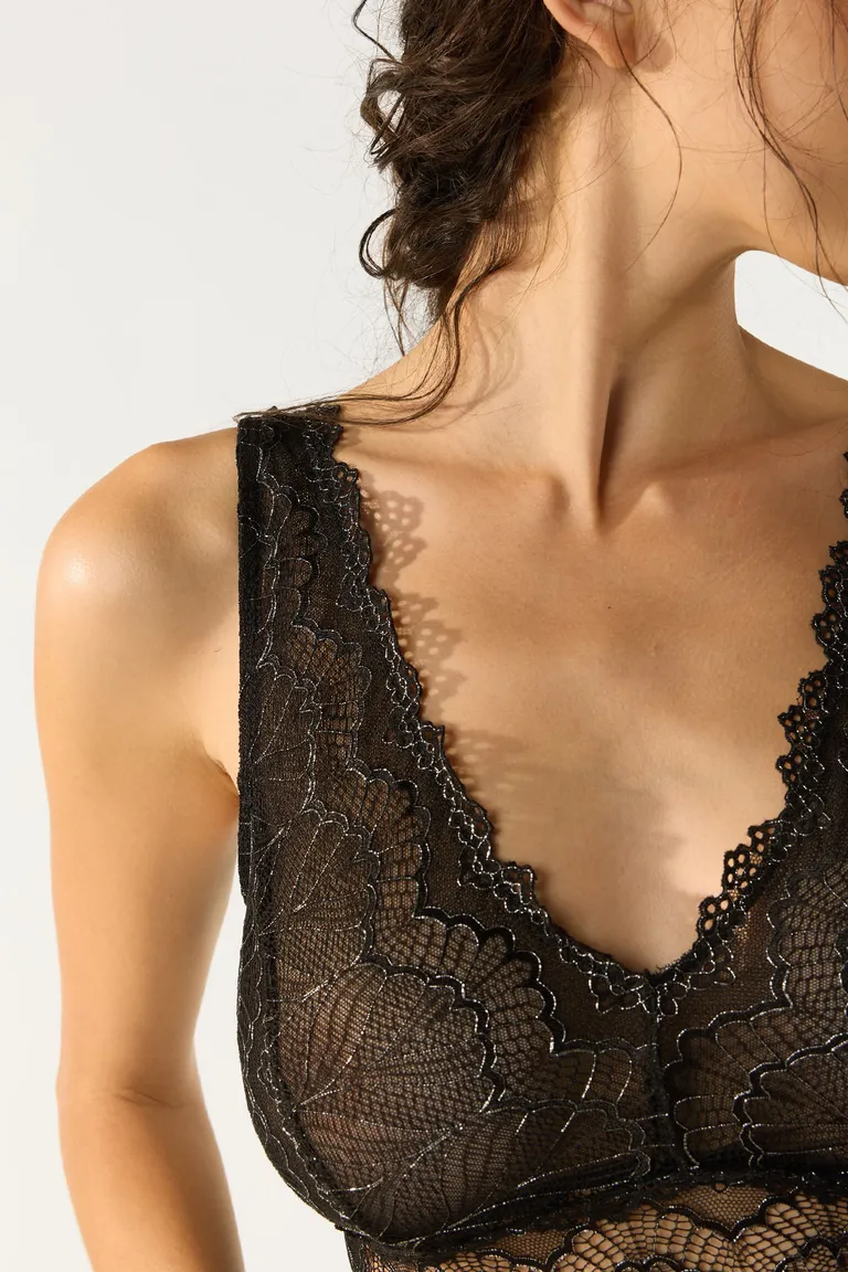 Top de encaje negro con escote pronunciado y espalda descubierta de Cuesta Blanca en Tops para argentina