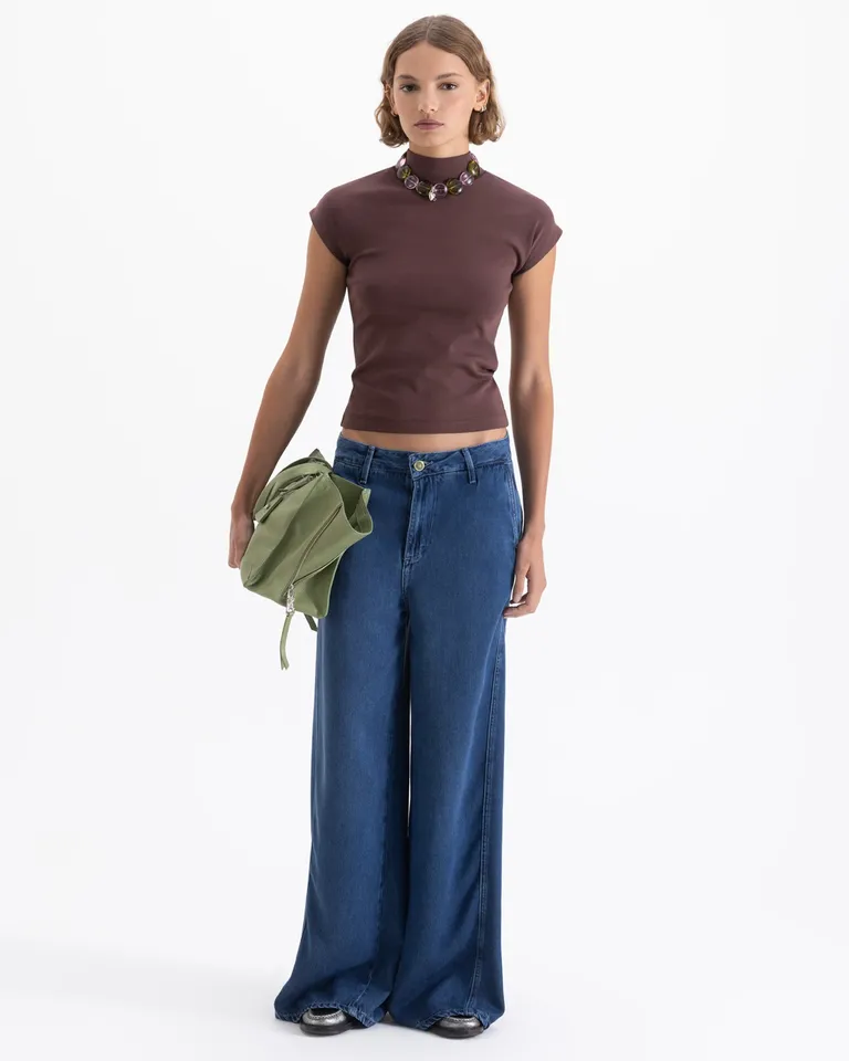 Top de mujer ajustado con cuello polera mangas cortas y detalle de logo bordado en espalda de Jazmin Chebar en Remeras para argentina