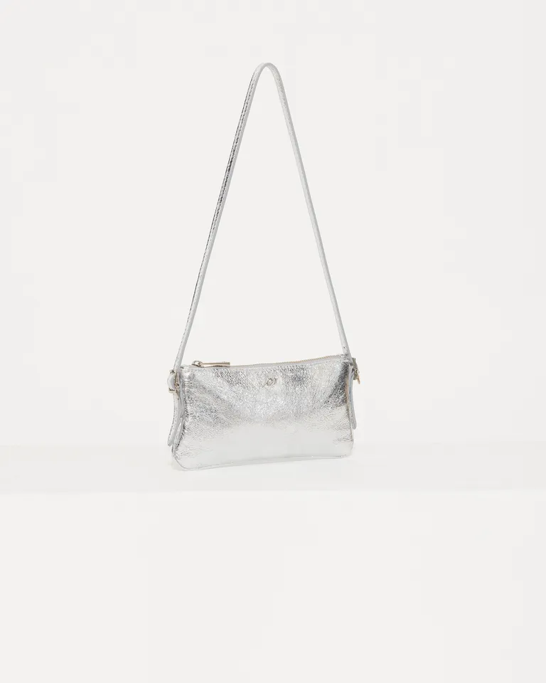 Mini bolso plateado en cuero con detalles metálicos, un accesorio sofisticado y versátil de Jazmin Chebar en Bolsos y Carteras para argentina