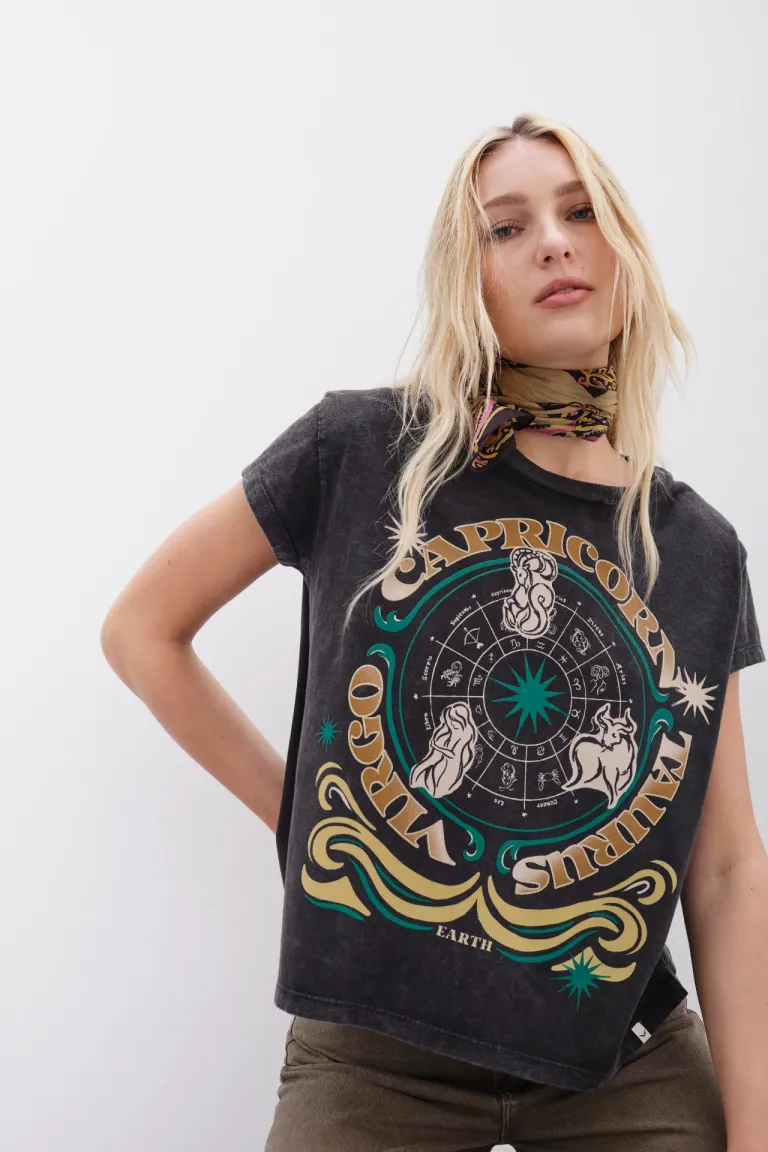 Remera mujer con estampado esotérico y detalles en foil de Rapsodia en Remeras para argentina
