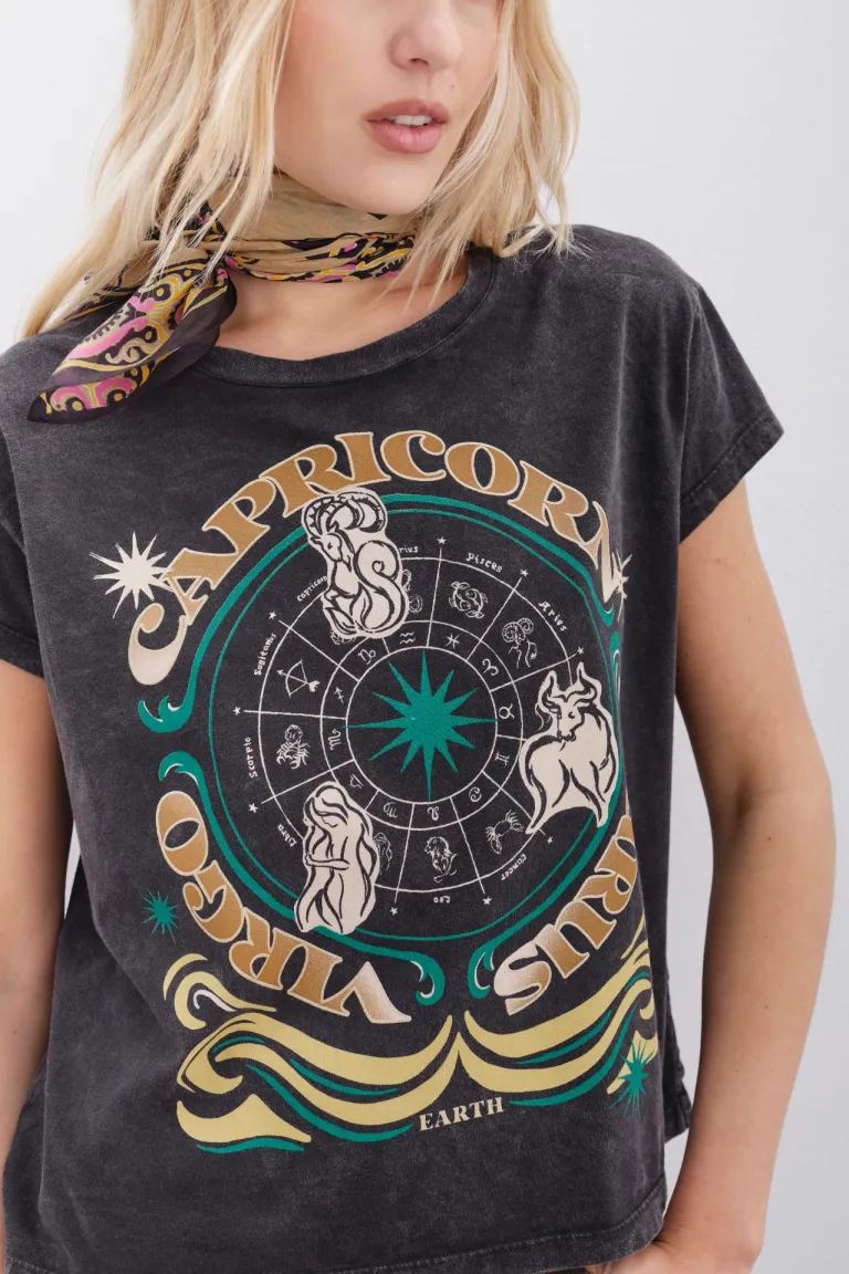 Remera mujer con estampado esotérico y detalles en foil de Rapsodia en Remeras para argentina