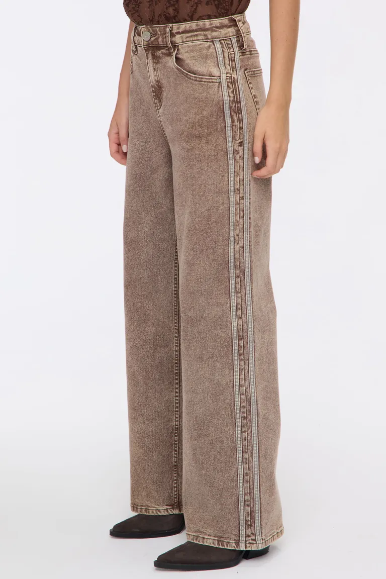 Pantalón wide leg con cinco bolsillos, cierre frontal y detalles de cintas laterales en piernas de Cuesta Blanca en Pantalones para argentina