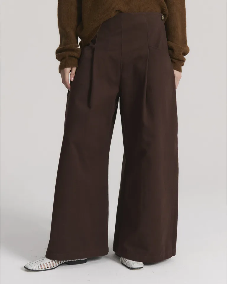 Pantalón de mujer estilo sastrero con pierna ancha y tiro alto con pinzas frontales de Blue Sheep en Pantalones para argentina