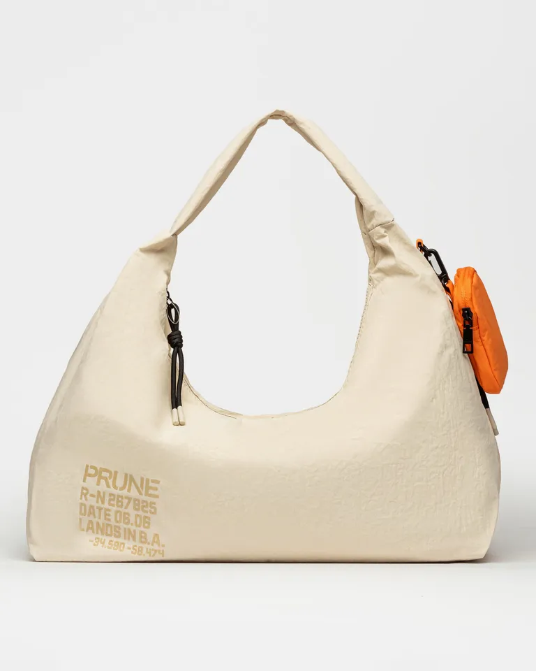 Bolso de nylon blanco con detalles distintivos y gran capacidad de almacenamiento de Prüne en Bolsos y Carteras para argentina