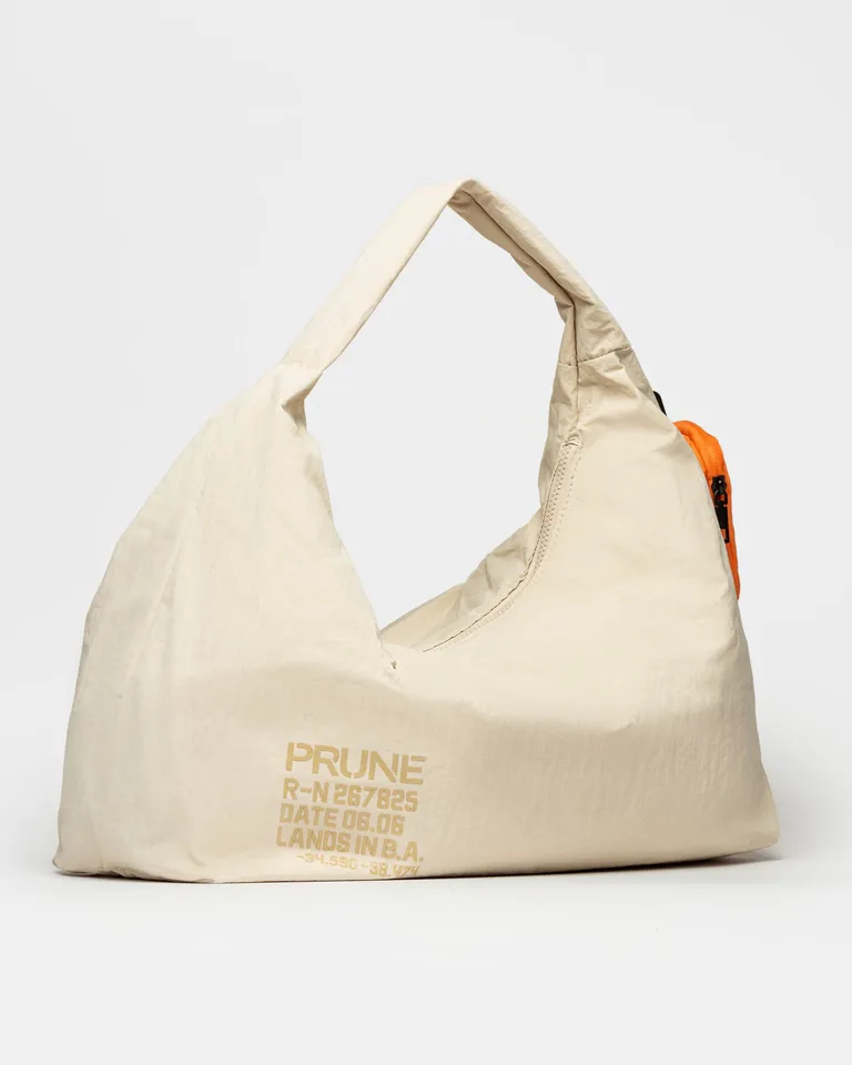 Bolso de nylon blanco con detalles distintivos y gran capacidad de almacenamiento de Prüne en Bolsos y Carteras para argentina