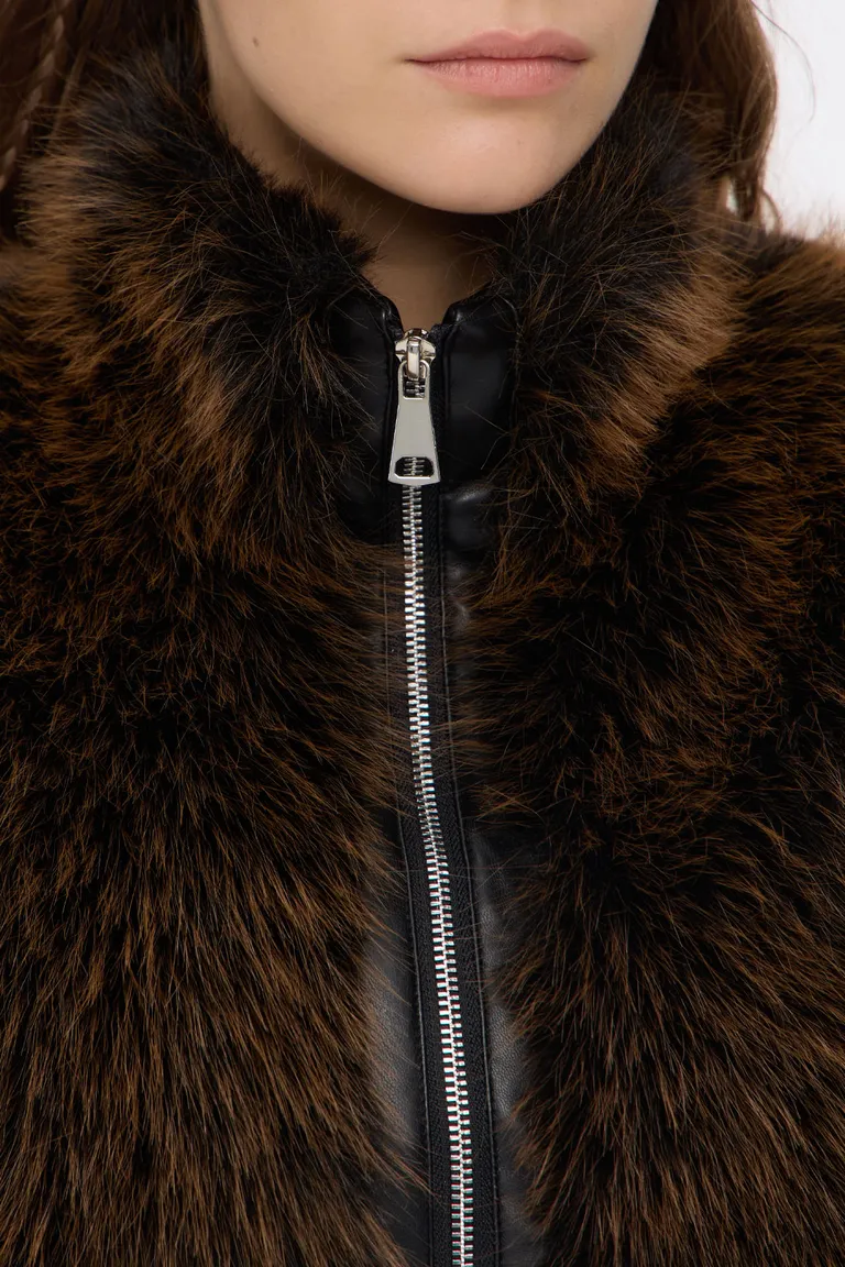 Chaleco sin mangas con cierre frontal metálico y detalles de textura en el frente de Cuesta Blanca en Chalecos para argentina