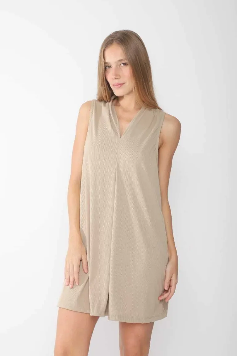 Vestido beige con cuello alto y diseño minimalista para mujer de Belle en Vestidos para argentina
