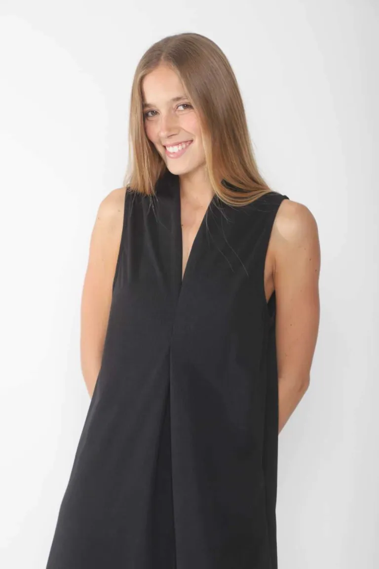 Vestido beige con cuello alto y diseño minimalista para mujer de Belle en Vestidos para argentina