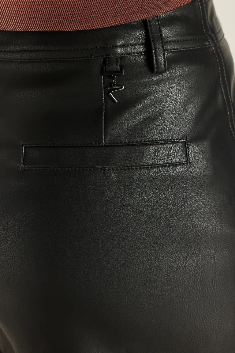 Short asimétrico de cuero ecológico en negro, un diseño elegante y contemporáneo para la mujer moderna de Tucci en Shorts para argentina