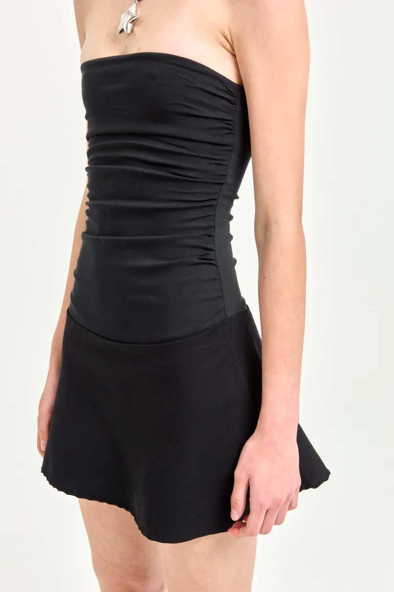 Vestido strapless corto con drapeado en la cintura y falda con vuelo para un look elegante y fresco de 47 Street en Vestidos para argentina