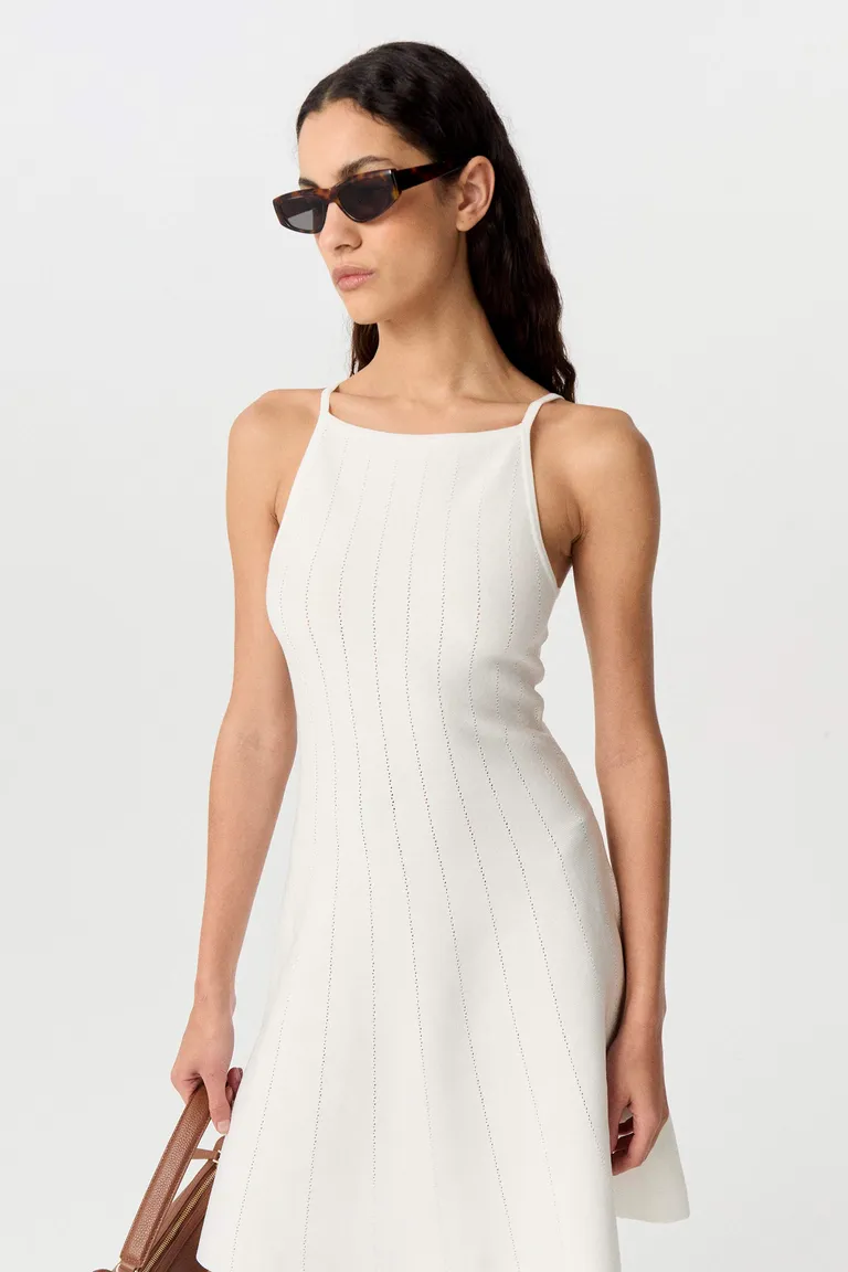 Vestido corto en punto con calce anatómico y escote cuadrado de Markova en Vestidos para argentina