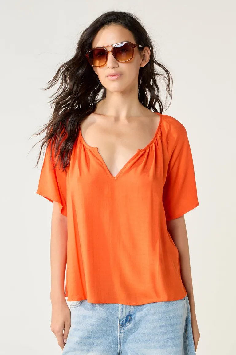 Blusa naranja de viscosa con escote en V y mangas cortas de Cuesta Blanca en Blusas para argentina