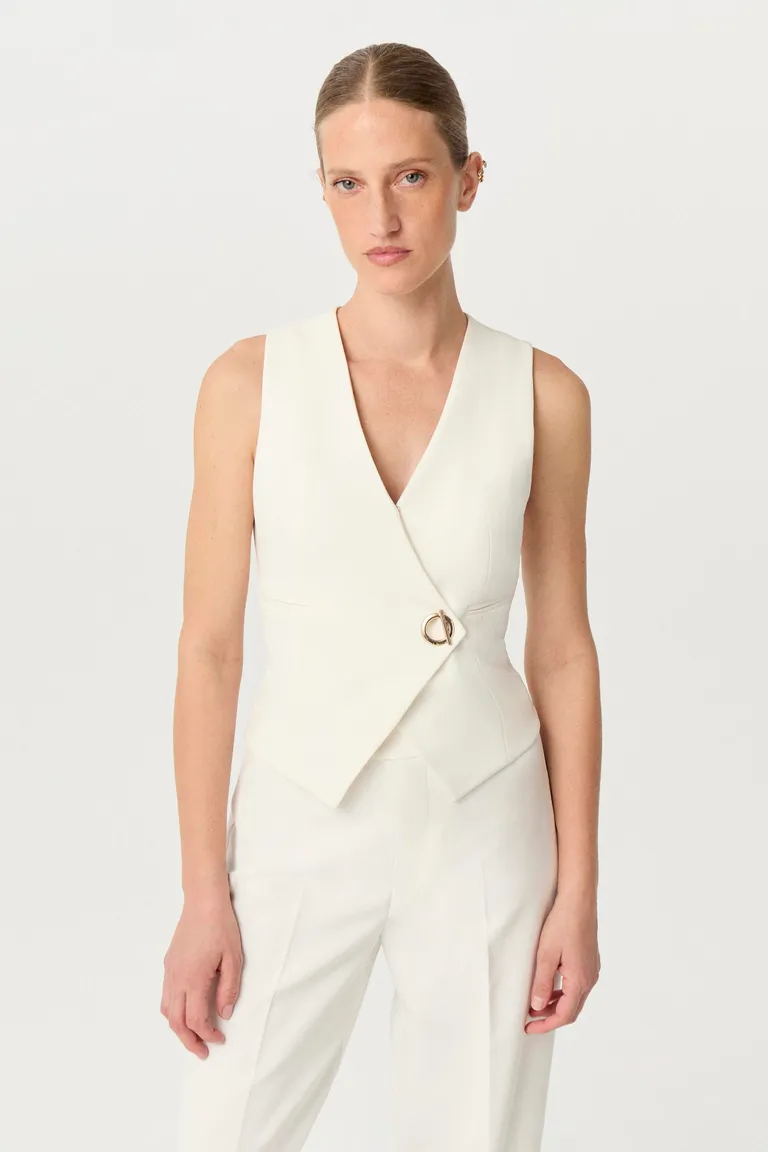 Chaleco Sastre Entallado con Escote en V y Detalles Metálicos de Markova en Chalecos para argentina