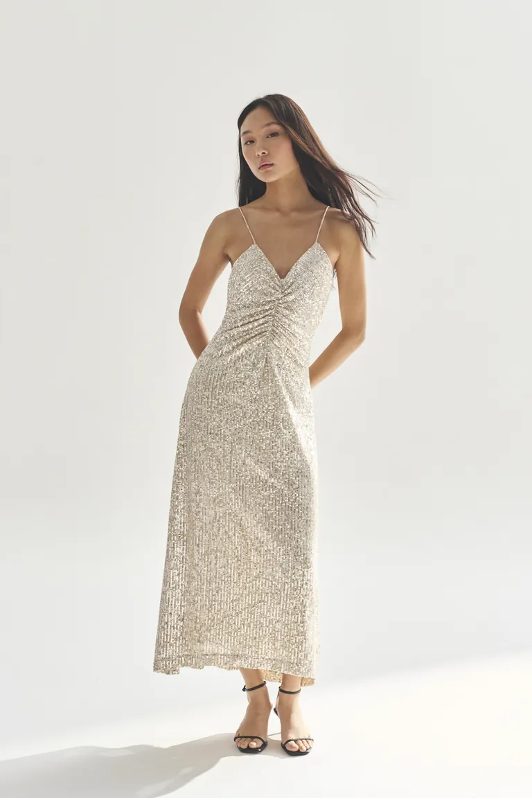 Vestido largo de corte elegante y silueta fluida en tonos neutros de Akiabara en Vestidos para argentina