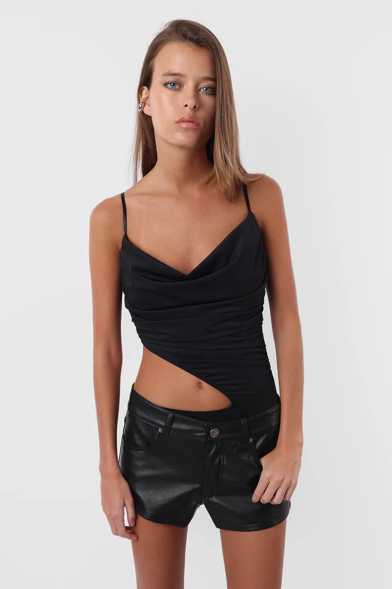 Body de microfibra con escote drapeado y sustracción lateral de Top White en Bodies para argentina