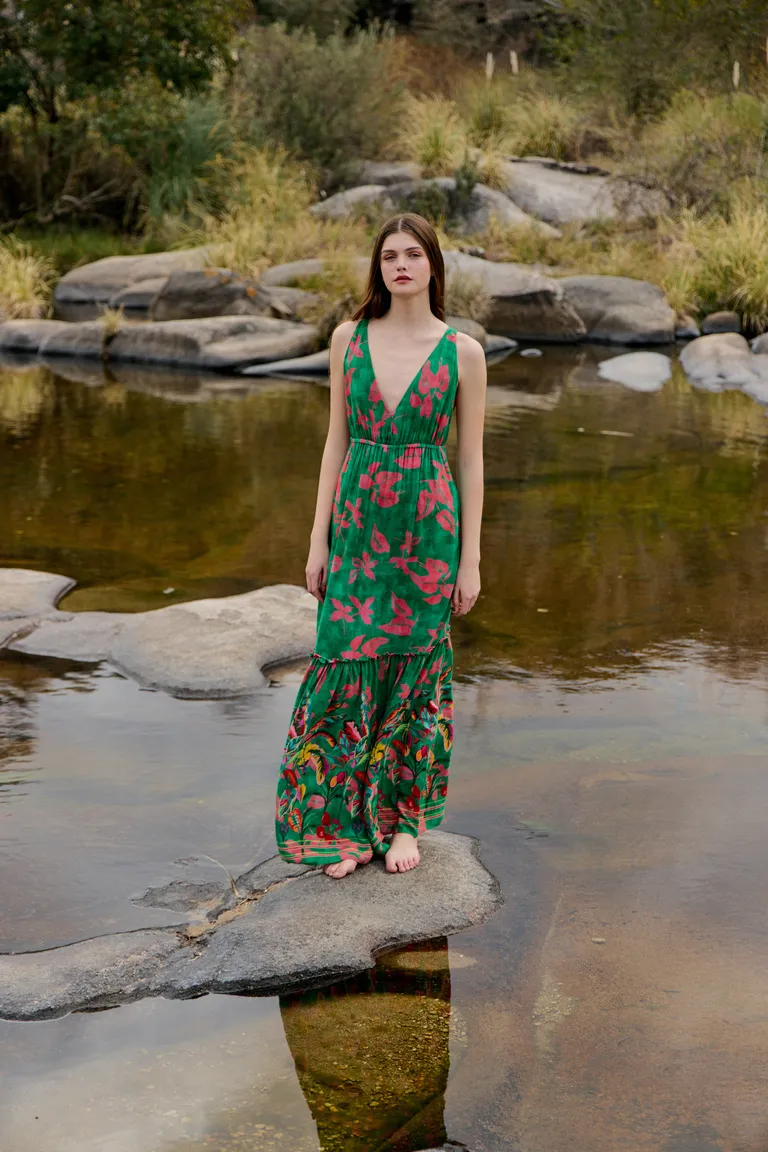 Vestido estampado de viscosa con escote pronunciado y espalda cruzada de Wanama en Vestidos para argentina