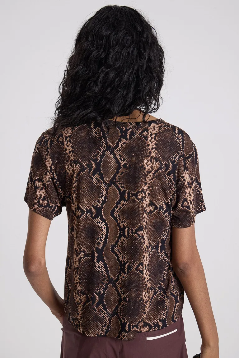 Remera de manga corta con escote redondo y diseño estampado de Maria Cher en Remeras para argentina