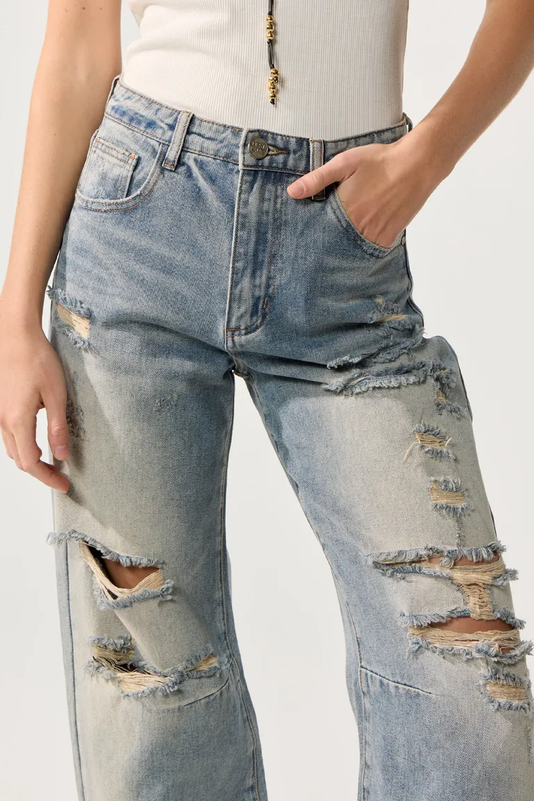 Pantalón Rectos de Denim con Desgaste Intenso de Cuesta Blanca en Pantalones para argentina
