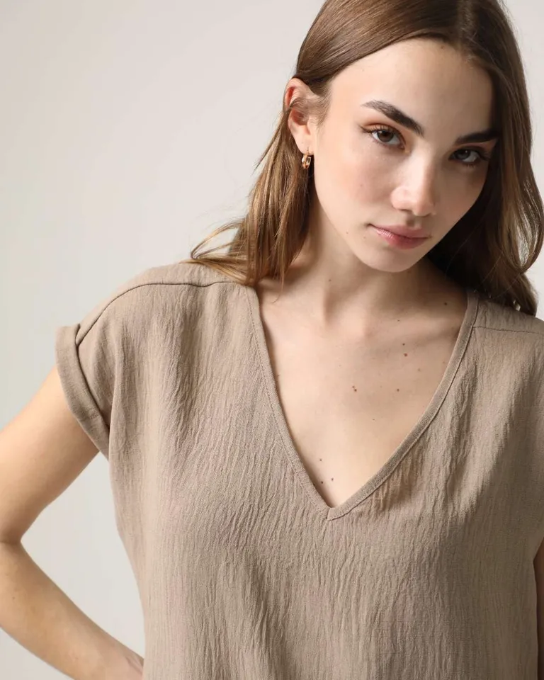 Blusa de lino con escote en V y pliegues en las mangas para mujer de Hesed en Blusas para argentina