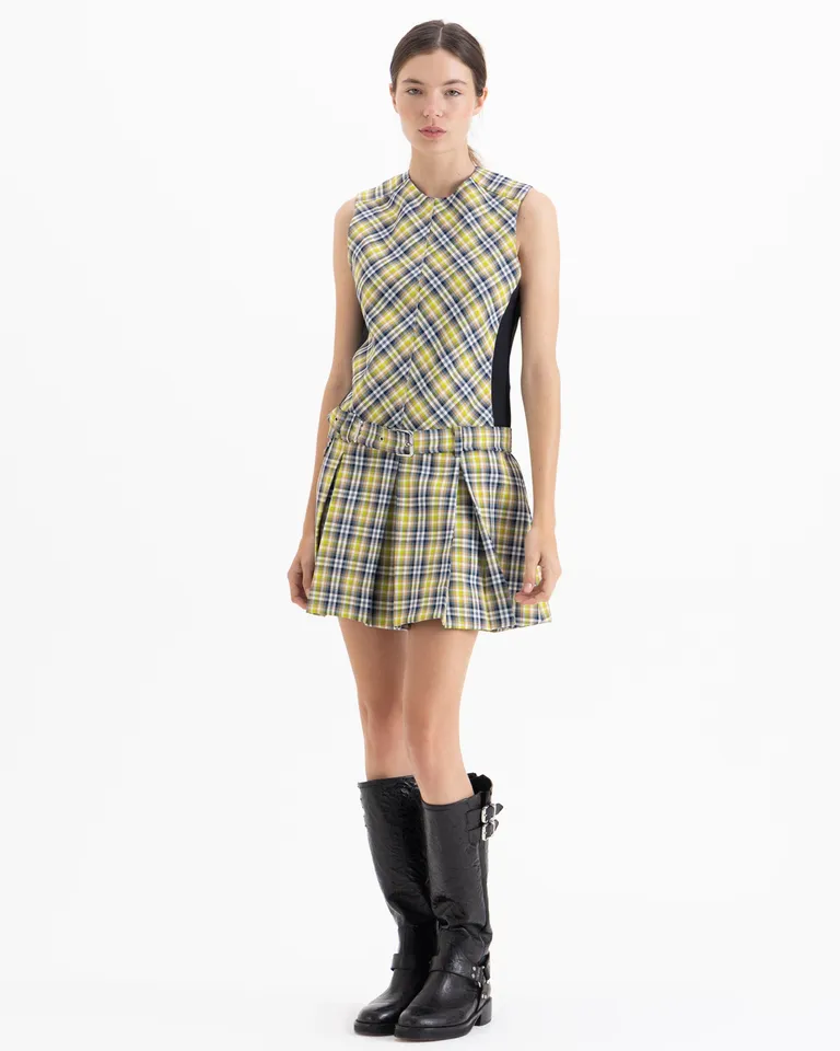 Vestido corto entallado con tablas y diseño a cuadros con cinturón integrado de Jazmin Chebar en Vestidos para argentina