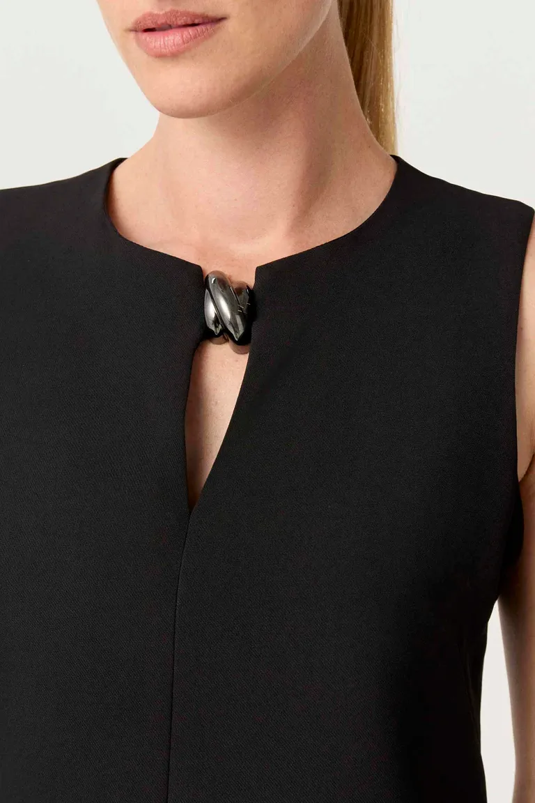 Vestido corto de crepe elastizado con avío metálico en el delantero y gota de Markova en Vestidos para argentina