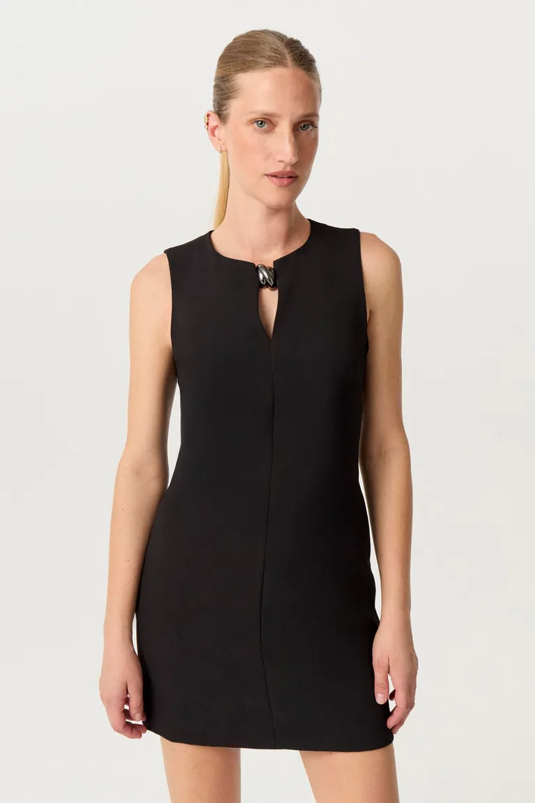 Vestido corto de crepe elastizado con avío metálico en el delantero y gota de Markova en Vestidos para argentina