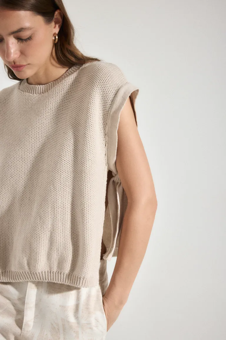 Chaleco tejido sin mangas con lazos, una prenda de moda versátil y cómoda para mujer de Audaz en Chalecos para argentina