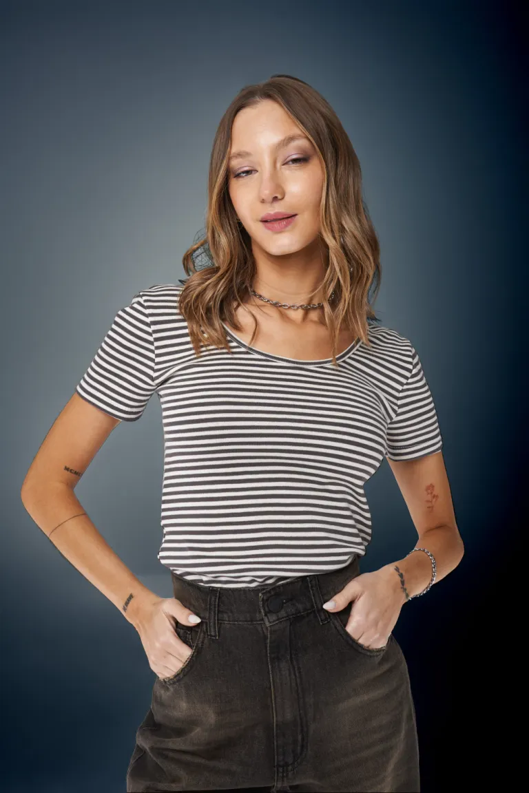 Remera básica de rayas en blanco y negro de Apricot en Remeras para argentina