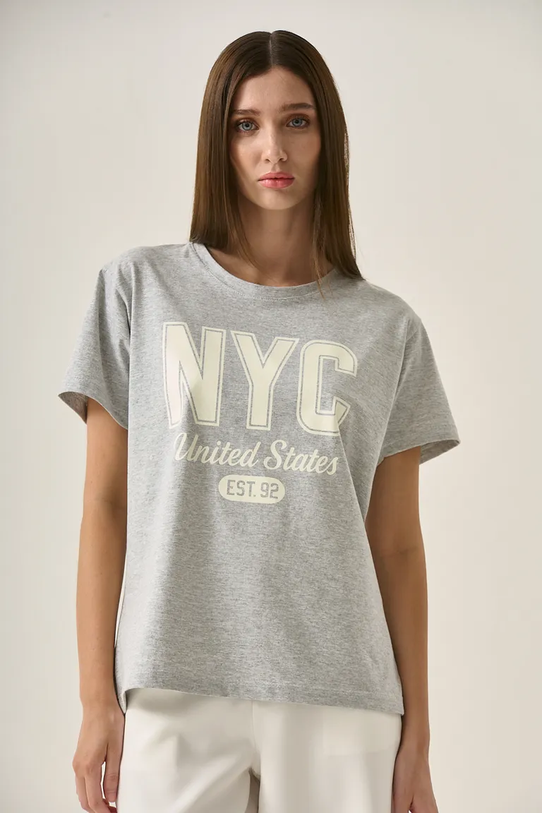 Remera NYC Gris con Estampa de Texto Estilo Urbano para Mujer de Sweet en Remeras para argentina
