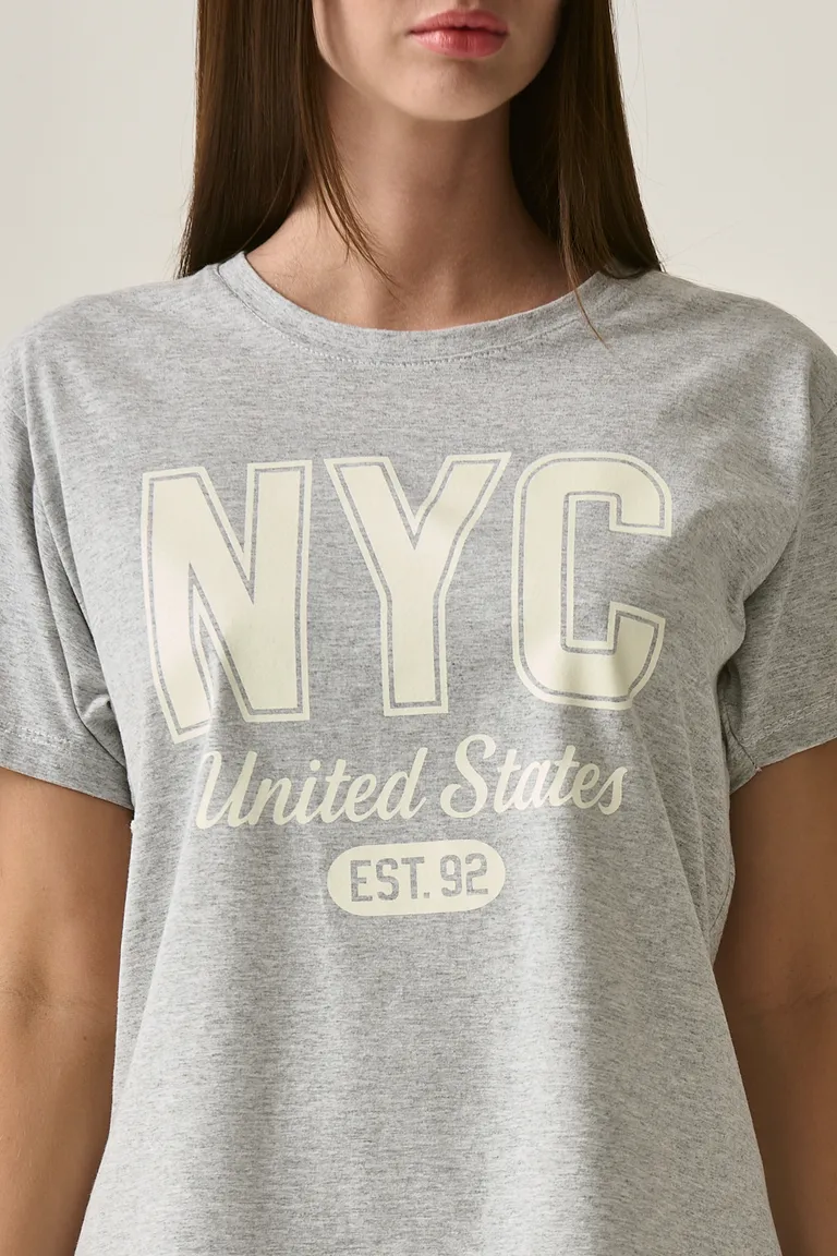 Remera NYC Gris con Estampa de Texto Estilo Urbano para Mujer de Sweet en Remeras para argentina