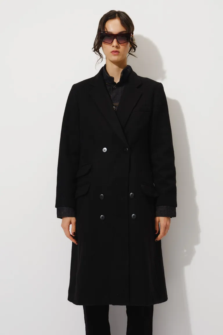 Tapado largo de paño con solapa, hombreras, bolsillos laterales y cierre cruzado de botones de Mishka en Tapados para argentina